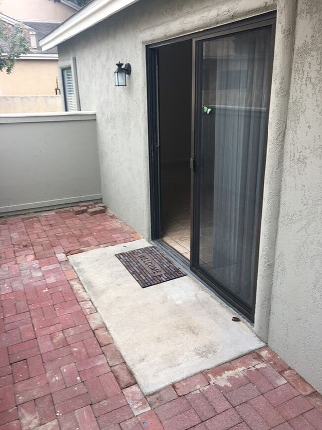 Building Photo - Updated End Unit 3 Bedroom Townhome