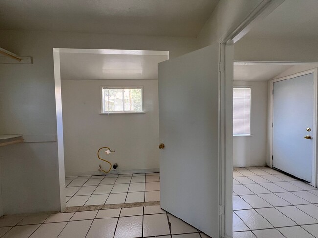 Building Photo - 3 Bedroom 1 bathroom House located near a ...