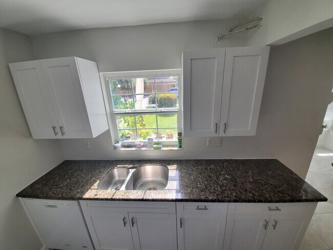 Building Photo - 7035 Cedarhurst Dr