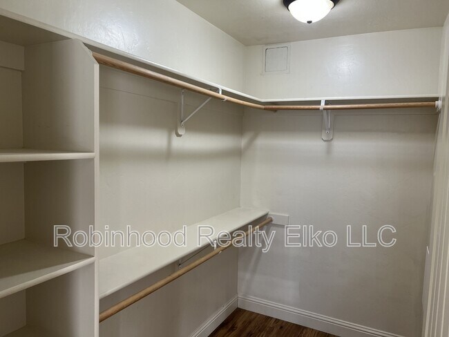 Building Photo - 279 Country Club Pkwy