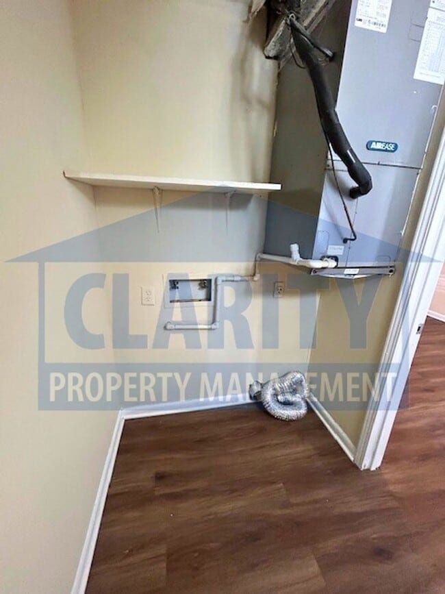 Building Photo - Two bedroom apt near Cleveland State!