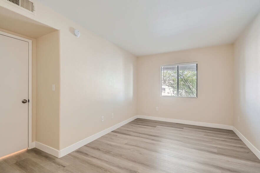 Building Photo - 950 Seven Hills Dr