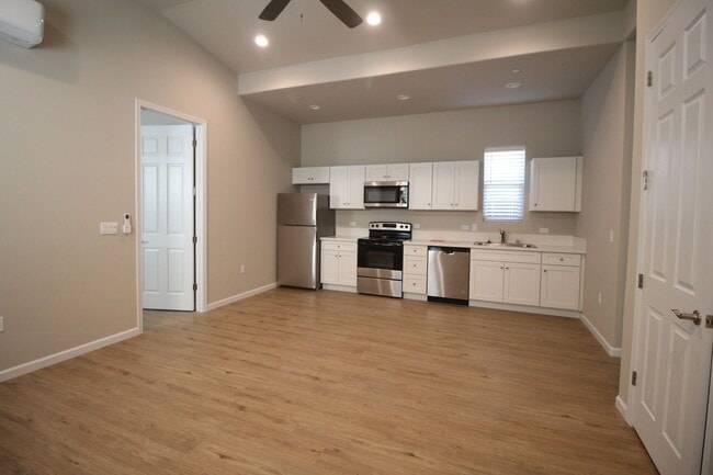 Building Photo - 1315 E Portals Ave