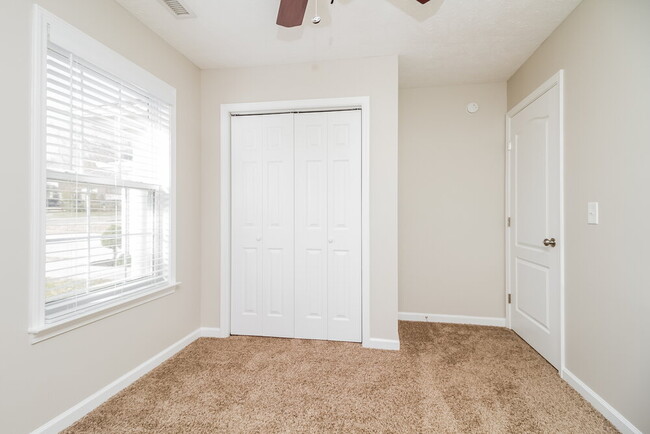 Building Photo - 1012 7 Oaks Blvd