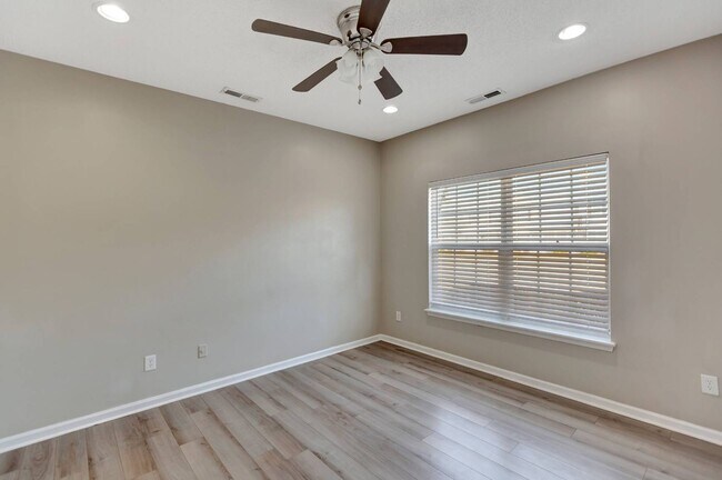 Building Photo - Lakes of Summerville