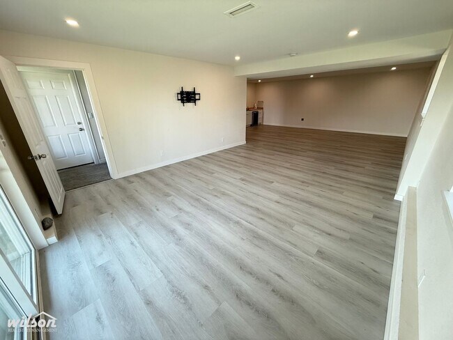 Building Photo - Remodeled 4bd/3ba Naches Home with Firepla...