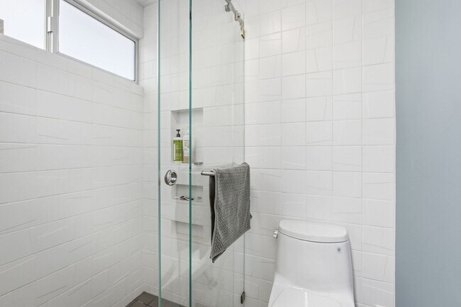 Building Photo - Beautifully Remodeled, Furnished 3 Bed + Office, 2 Bath Home- Available Short Term Only!