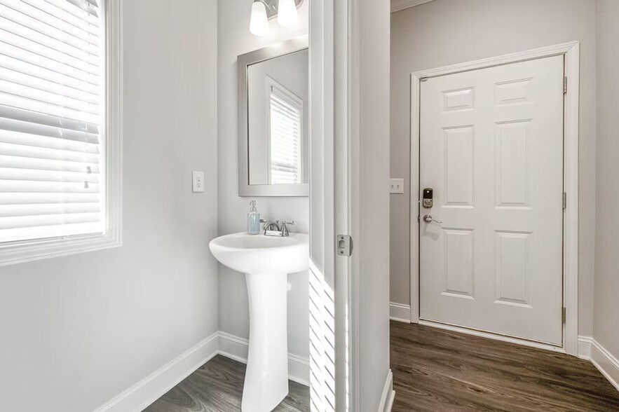 Building Photo - 2059 Pinnacle Walk