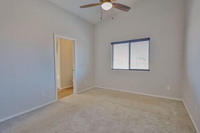 Building Photo - 4 Bedroom 2 Bathroom