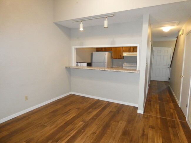 Building Photo - Nice Townhome - Wood Floors