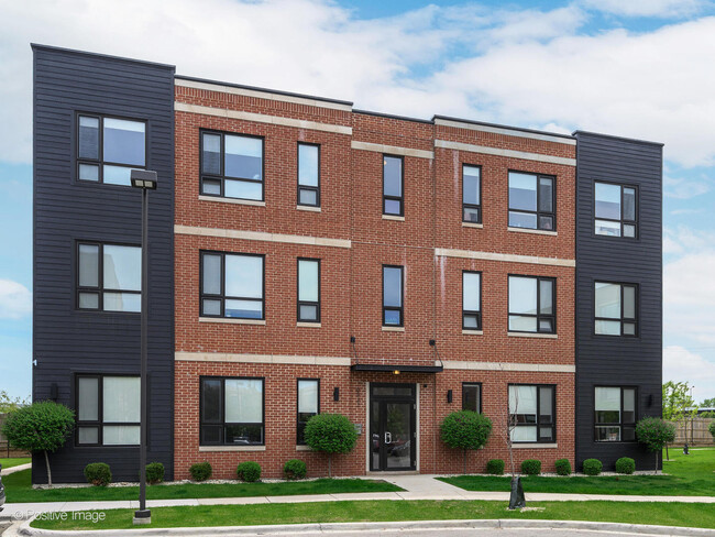 Building Photo - 2150 N Neenah Ave