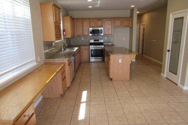 Building Photo - Beautiful Deer Ridge 4 Bed, 3 Bath Brentwood Home