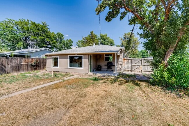 Building Photo - 3 Bedroom 2 Bathroom Denver Home with Bonus Downstairs Kitchen
