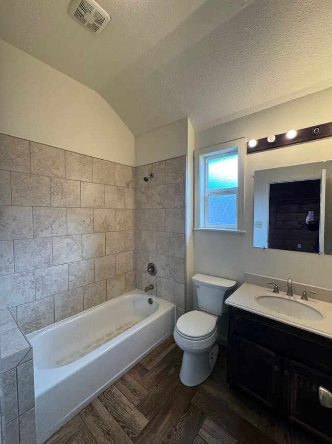 Building Photo - 4 bed 1 bath house in S. Yuba City