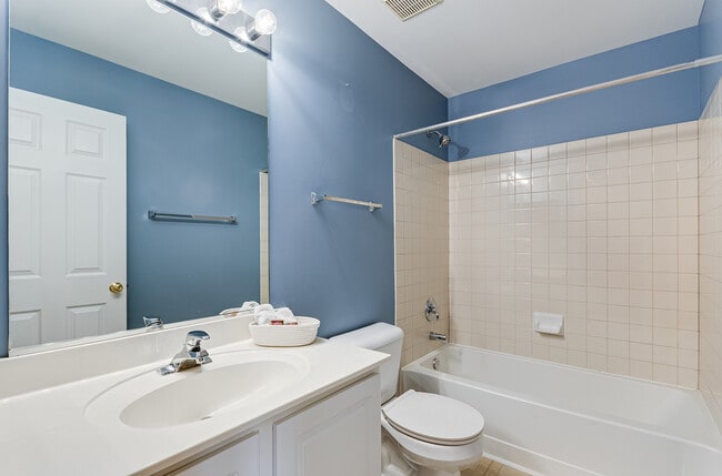 Building Photo - 913 Genesee Dr