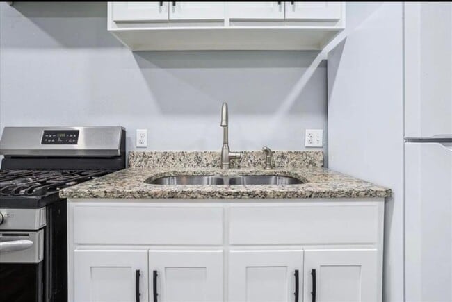 Building Photo - 117 Emma St