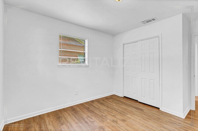 Building Photo - Stunning 4 BD / 2 BA in Bay Minette **Plus a FREE 50" Smart TV!**