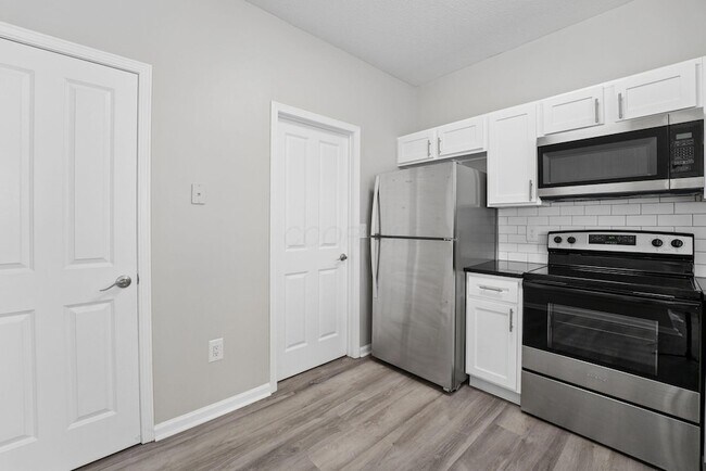 Building Photo - 7621 Lorimar Dr