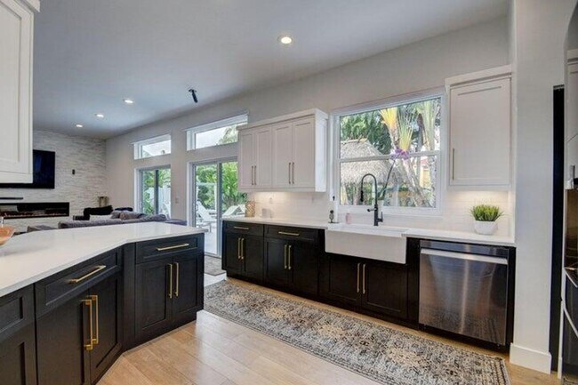 Building Photo - 6298 Sand Hills Cir