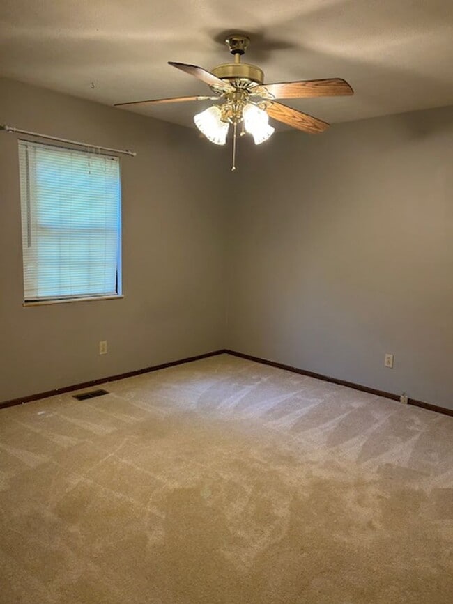 Building Photo - 2500 sq. ft. 4 Bedroom Ranch Home w/Large ...