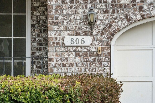 Building Photo - 3BR/2BA Home with Fireplace and Fenced Yard in Mt Pleasant