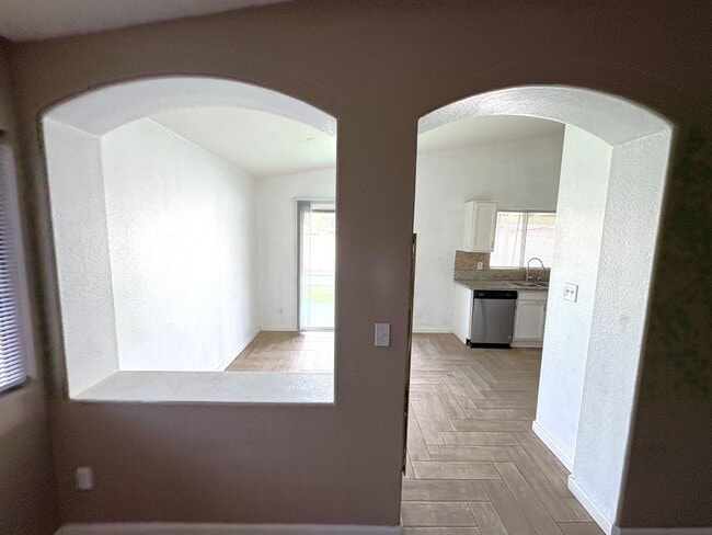 Building Photo - Great eastside location four bedrooms