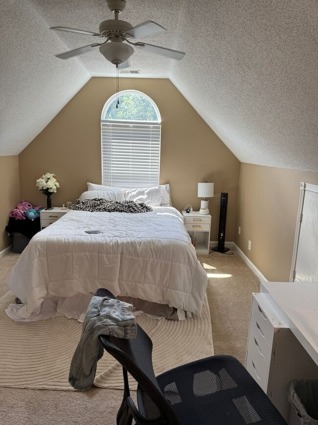 Building Photo - Beautiful 4 bedroom house in a great schoo...