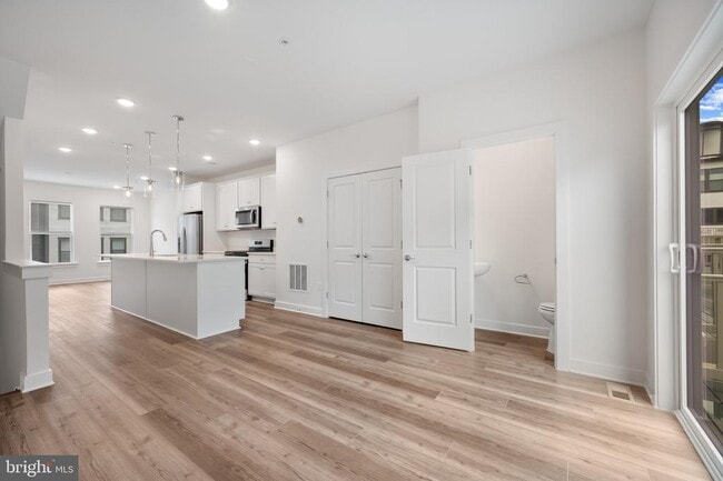 Building Photo - 210 Sundrop Ln