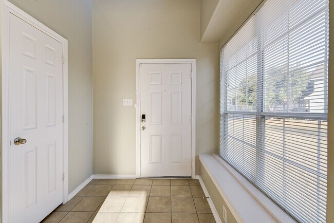 Building Photo - Gorgeous 3bed/2.5bath home!