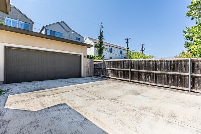 Building Photo - 128 Elizabeth Rd