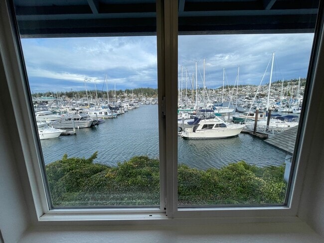 Building Photo - 2304 Skyline Way