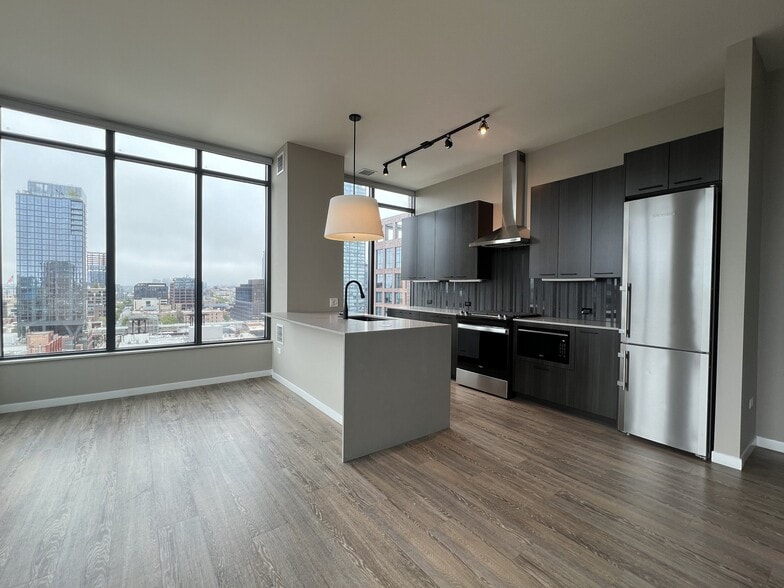 Building Photo - 932 W Washington Blvd