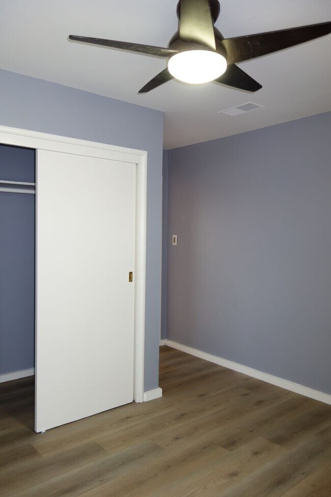 Building Photo - Cute Country Living!