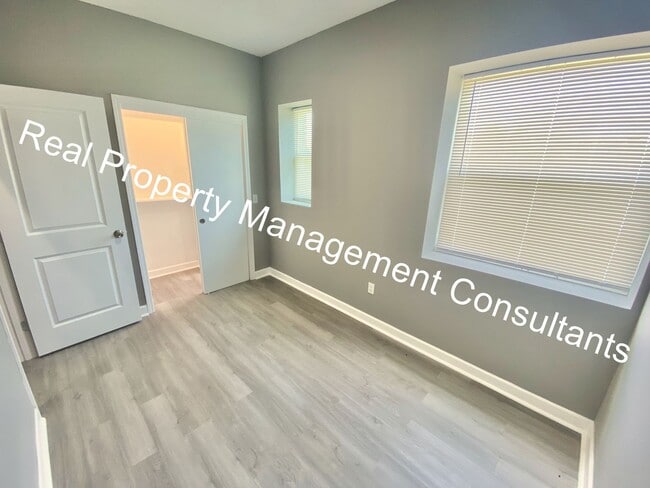 Building Photo - Renovated 3-Bedroom Home! Deposit Free Living Available via Obligo