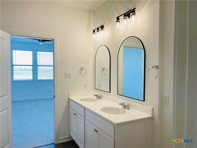 Building Photo - 914 Childress Dr