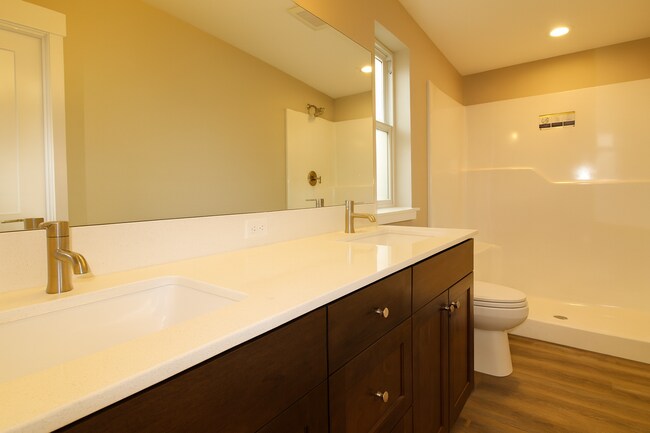 Building Photo - Your Bend Retreat: Spacious End Unit Townhouse with Pilot Butte Views