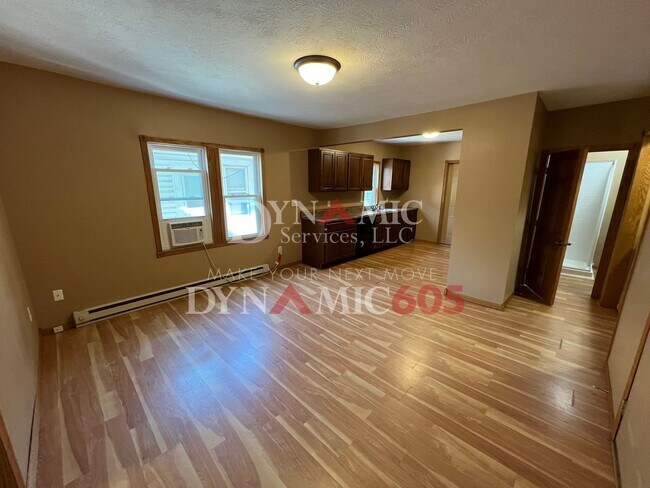 Building Photo - Upper Level 1 Bedroom, 1 Bathroom Apartmen...