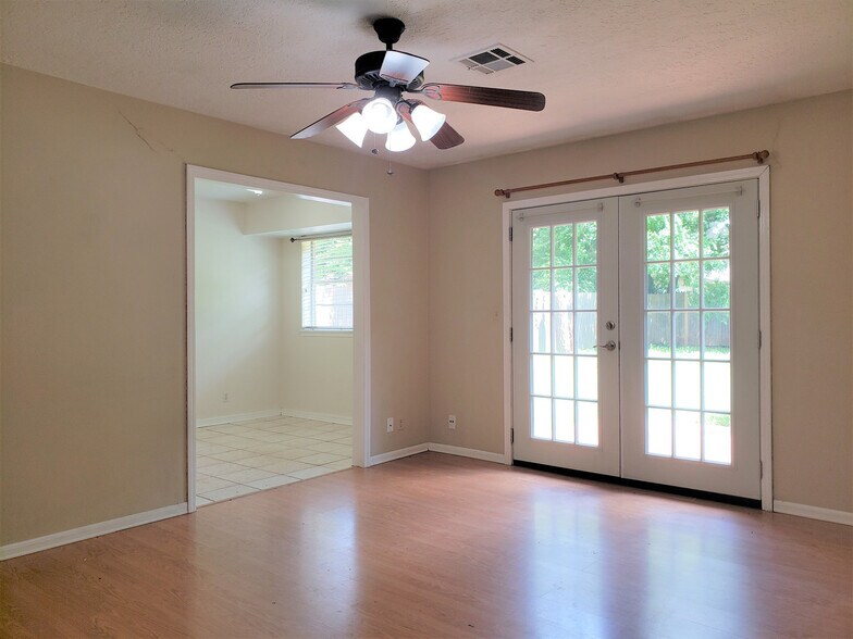 Building Photo - 1325 E Brooks St