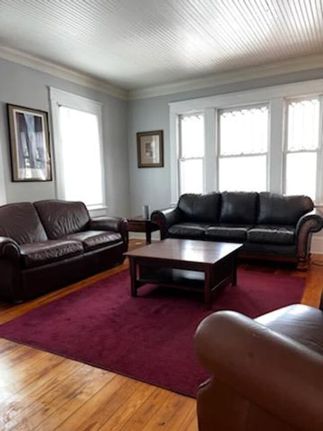 Building Photo - One Bedroom Furnished Apartment in Downtow...