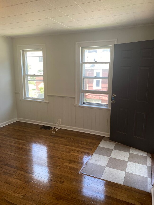 Building Photo - Cozy Single Bungalow right in the Wedge! A...