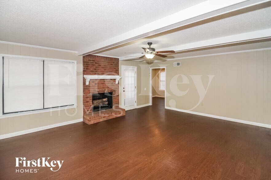 Building Photo - 3333 Summerhill Dr