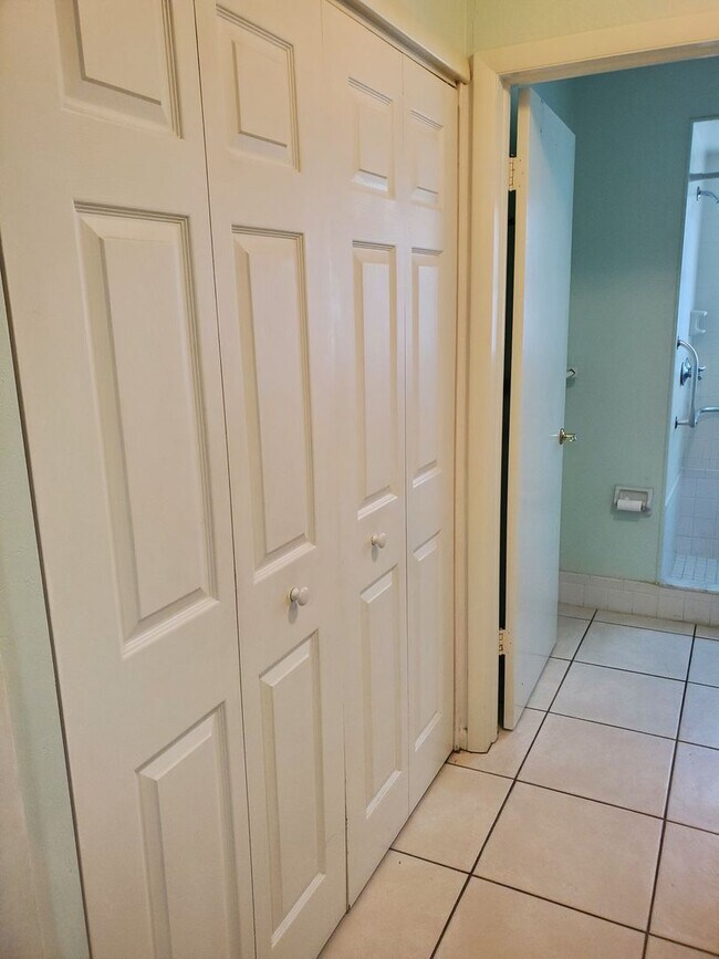 Building Photo - SEMINOLE HOME IN DESIRABLE CANTERBURY CHASE