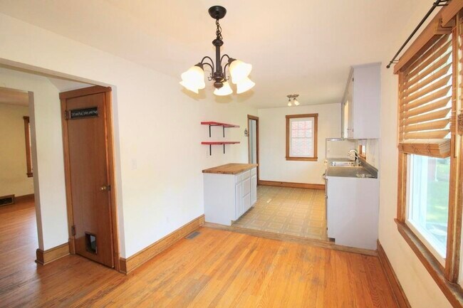 Building Photo - 103 Dinkel Ave