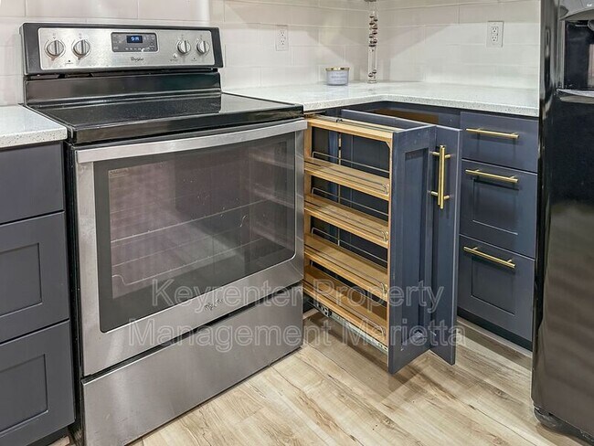 Building Photo - 651 Inglis Dr S E