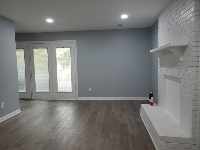 Building Photo - 1/2 off one month with 15 month lease 1 mo...