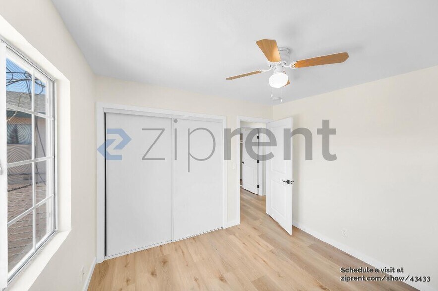 Building Photo - 850 W 80th St