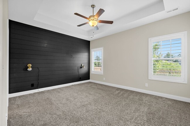 Building Photo - Pet Friendly Three Bedroom with Bonus!
