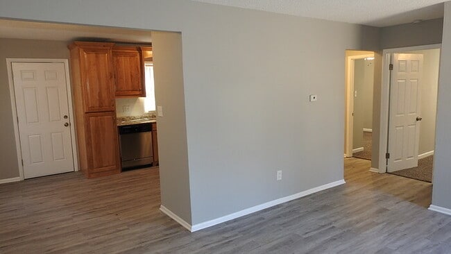 Building Photo - Cozy 3 bedrooms and 2 full baths home located on Holt Lane in Kansas City, KS