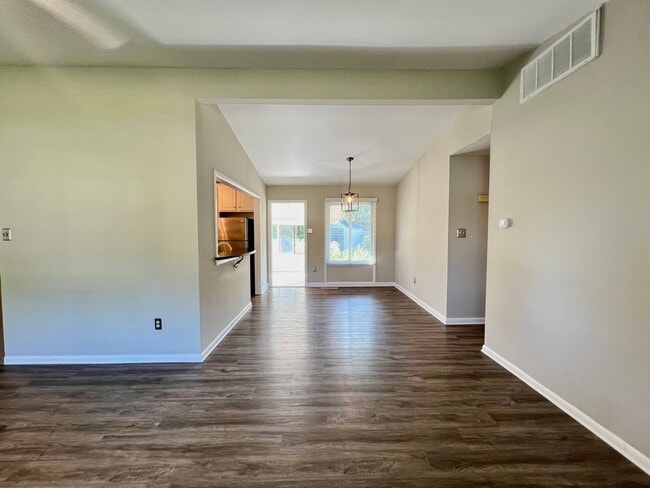 Building Photo - 3-Bedroom Home In Laurel Manor - Fenced Ba...
