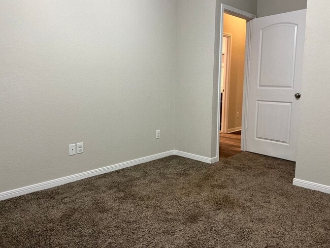 Building Photo - AVAILABLE NOW! 4-Bed 3-bath in Creek Meadows